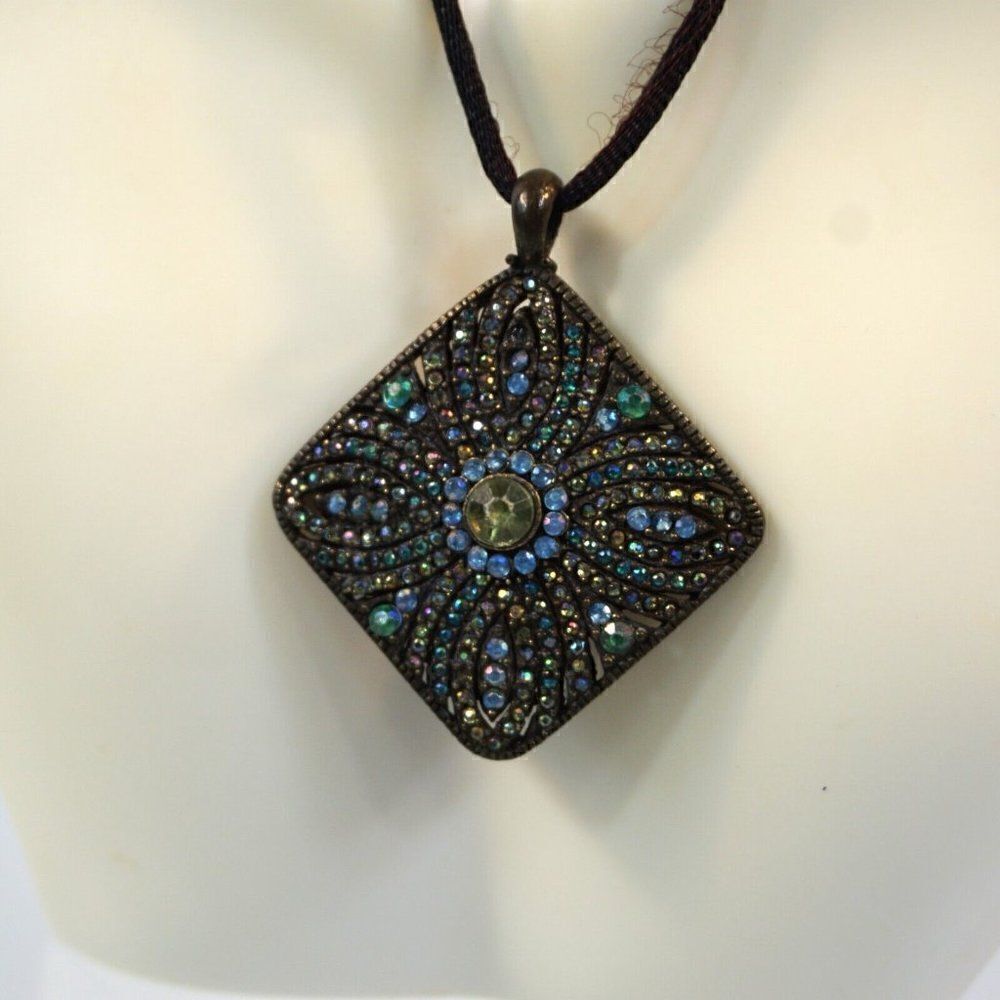 Vintage Laila Rowe Marked Beaded Pendant String Choker Necklace